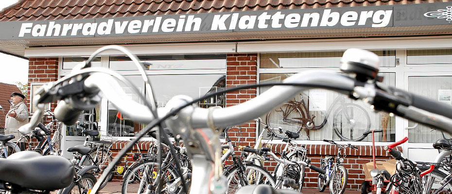 Fahrräder vor dem Geschäft Fahrrad Klattenberg in Neuharlingersiel